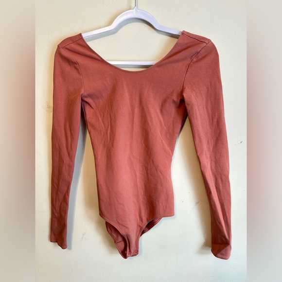 WILFRED FREE (Aritzia) Small Peach Scoop Back Bodysuit Snaps Long Sleeves Cotton - Picture 1 of 6